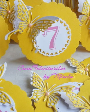 Numere de masa decorate cu fluture dantelat