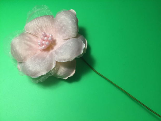 Floare roz (5cm) cu codița