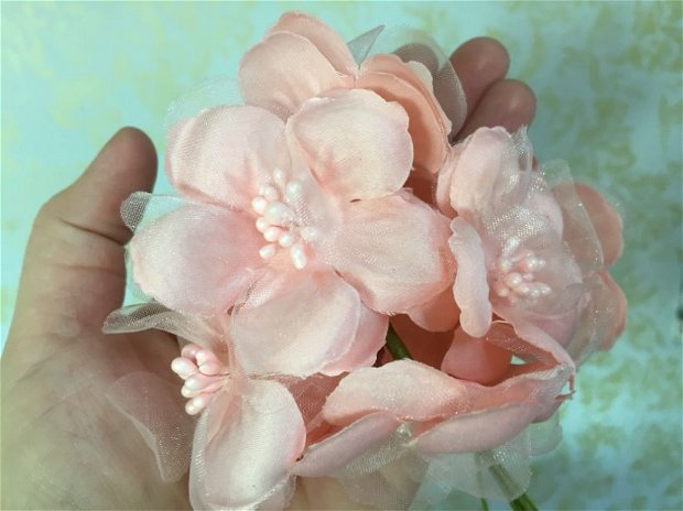 Floare roz (5cm) cu codița