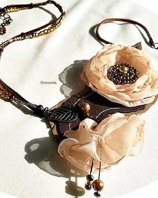 colier floral bej
