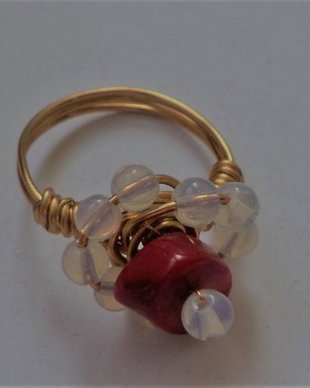 Inel handmade din sarma gilt ,sfere de opalit si o rondea de coral
