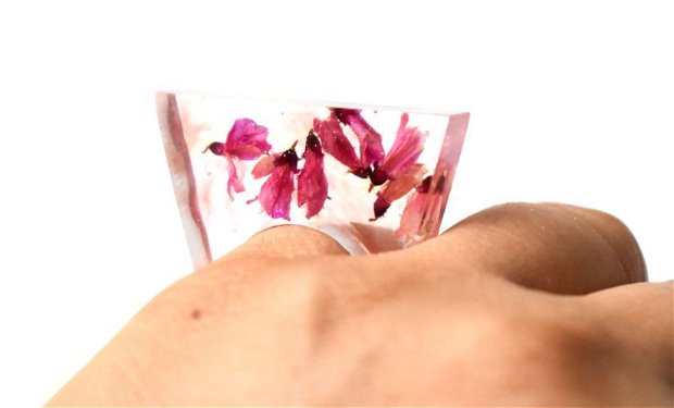 Inel din rășină transparenta, pigment si flori roz, Inel statement,