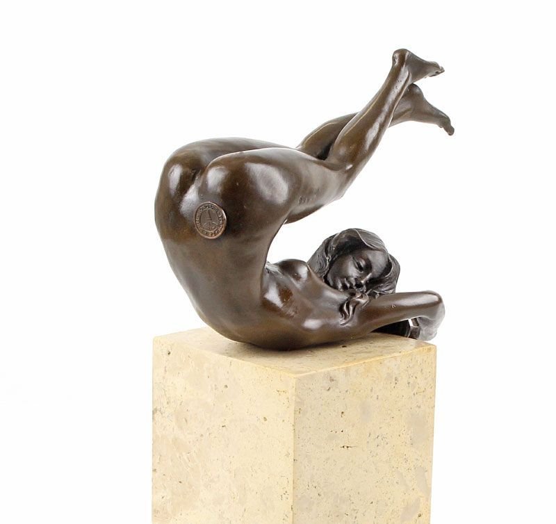 Femeie dezgolita- statueta din bronz pe soclu din onix