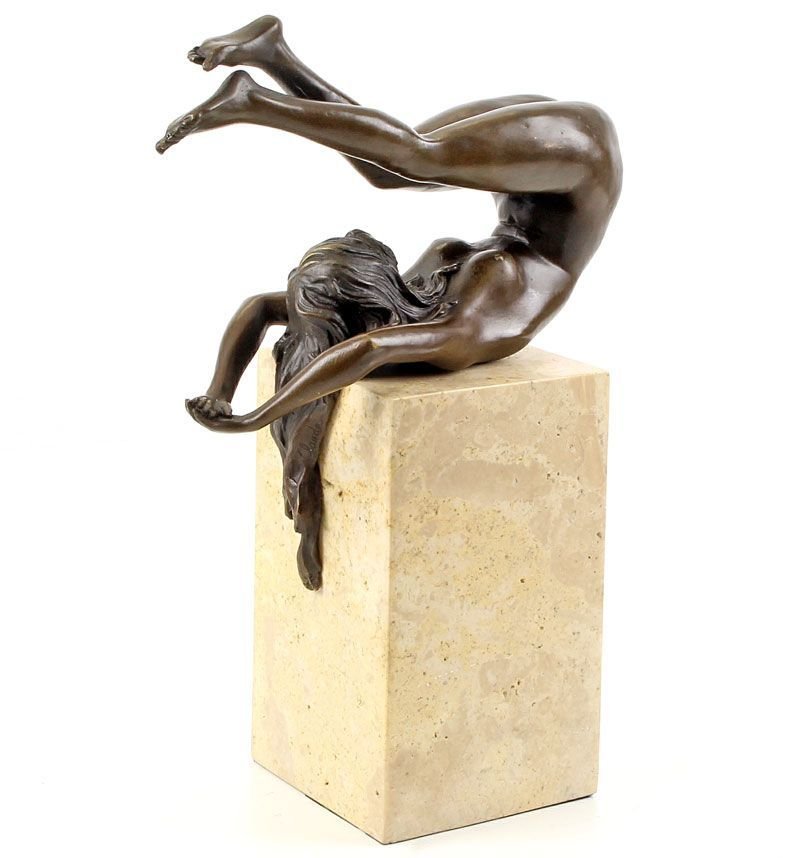 Femeie dezgolita- statueta din bronz pe soclu din onix