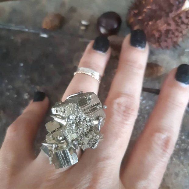 Inel supradimensionat din argint 925 cu textura de ciocan si piatra bruta de pirita