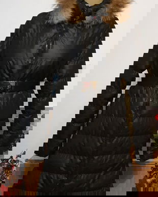 Geaca Moncler,gluga blana naturală.