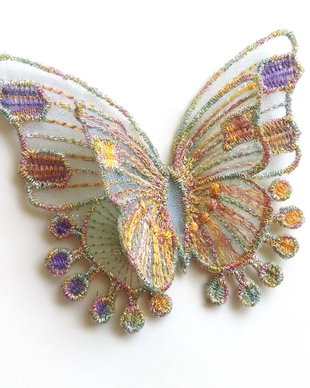Fluture multicolor brosa broderie pe organza