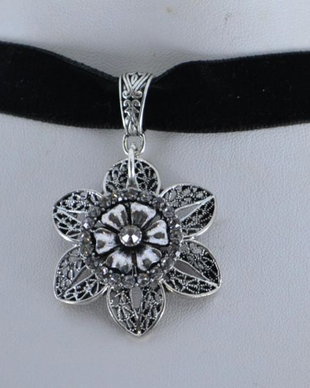 Silver Flower - Chocker