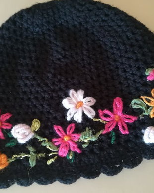 Căciulita croșetata,  cu Floricele brodate