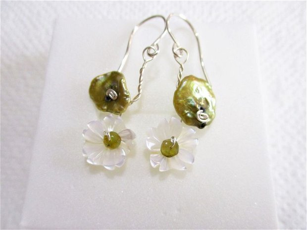Cercei argint, flori de sidef si frunze din perle biwa verzi