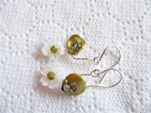 Cercei argint, flori de sidef si frunze din perle biwa verzi