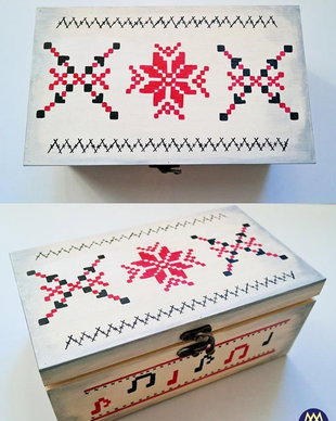 Cutie cu motive traditionale, pictata manual