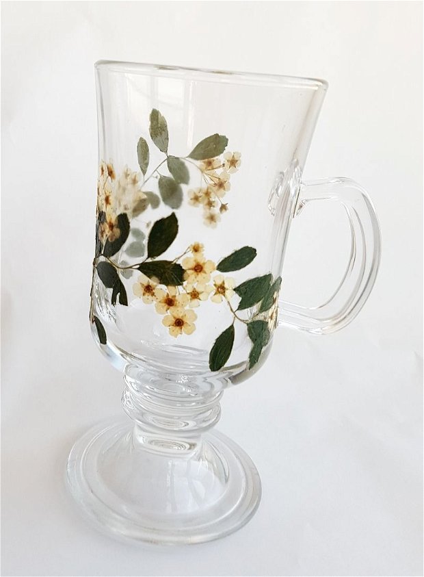 Cana din sticla decorata cu flori de primavara presate