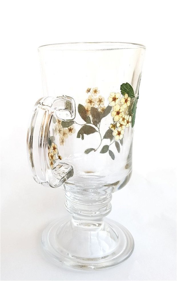 Cana din sticla decorata cu flori de primavara presate