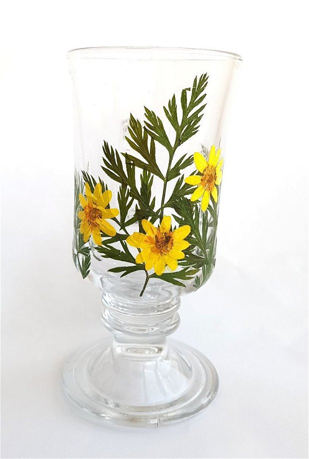 Cana din sticla decorata cu flori si frunze presate
