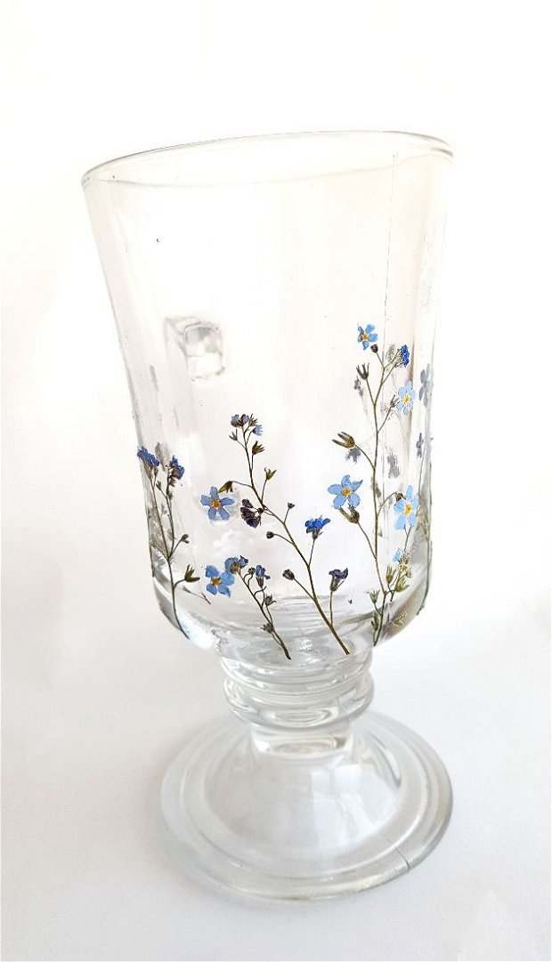 Cana din sticla decorata cu flori de ,,nu ma uita'' presate