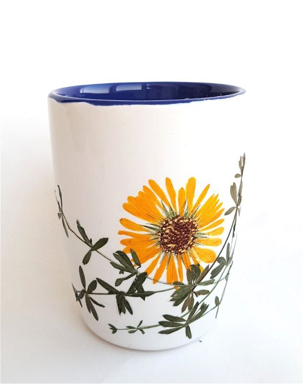 Cana ceramica decorata cu floare galbena presata