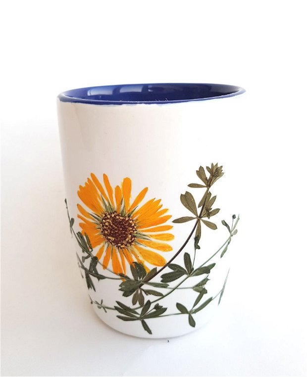 Cana ceramica decorata cu floare galbena presata