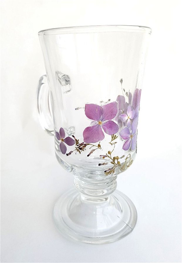 Cana din sticla decorata cu flori naturale de hortensii