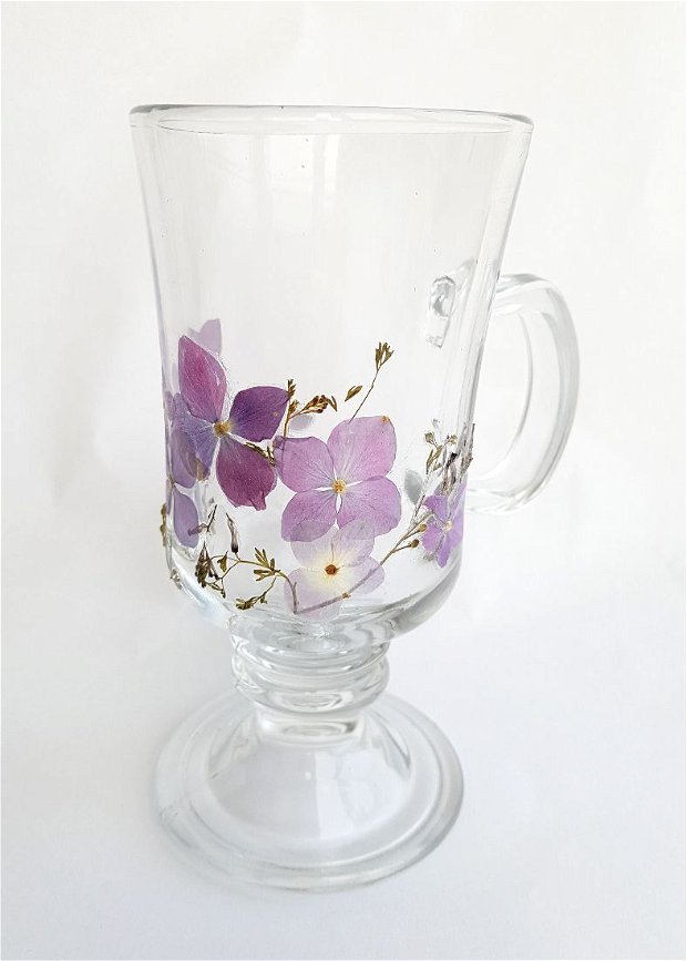 Cana din sticla decorata cu flori naturale de hortensii