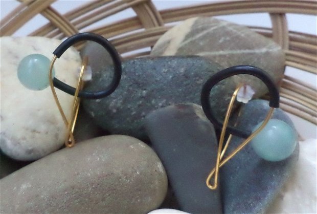 Cercei contemporani,handmade din sarma gilt ,tub silicon si piatra acvamarin