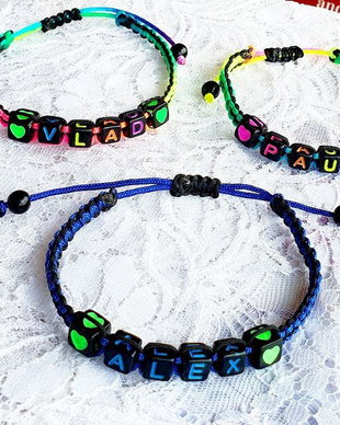 Bratari litere - color pe fond negru