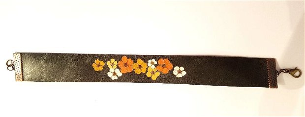 Bratara din piele naturala decorata cu flori presate