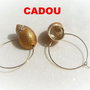 CADOU... Cercei aurii rotunzi cu melc emailat auriu