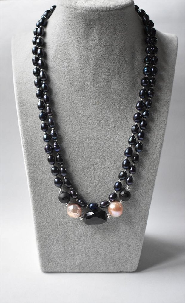 Colier dublu sir din perle de cultura negre, onix, perle tip kasumi, spinel negru si accesorii decorative din argint