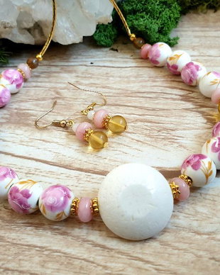 Set /colier si cercei/ceramica cu flori si coral alb