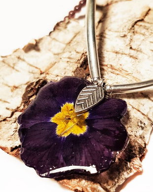 Colier din margele de sticla cu pandantiv dintr-o primula naturala mov in rasina