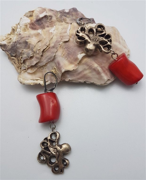 cercei unicat din bronz, simetrici, cu caracatite si coral rosu
