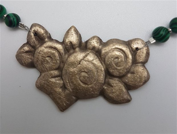 colier  vintage, unicat, cu pandantiv din bronz cu motiv floral si lant din malachit