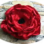 brosa floare rosie de matase