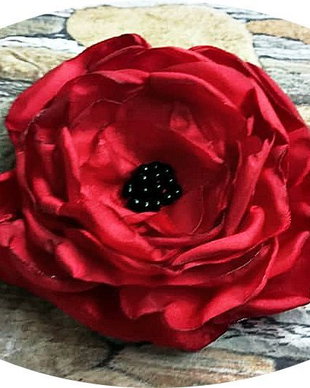 brosa floare rosie de matase