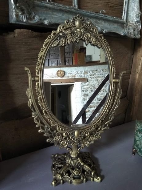 Oglinda pentru machiaj stil vintage-aur antic