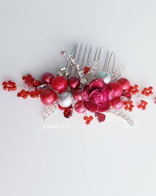 *Zara  - Accesoriul de păr roșu cu perle, frunzulițe și pietricele
