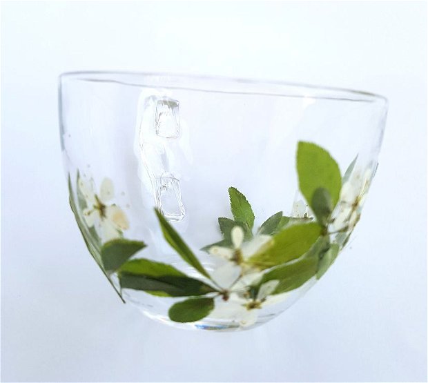 Ceasca din sticla decorata cu flori de cires presate