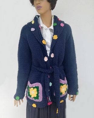 Cardigan tricotat cu floricele multicolore