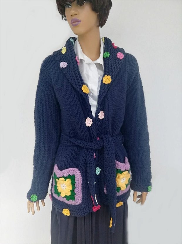 Cardigan tricotat cu floricele multicolore