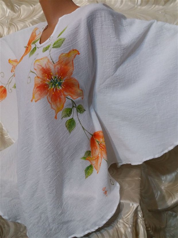 Bluzå- cerc- din pânzå topită albă pictatå cu flori gen clematita
