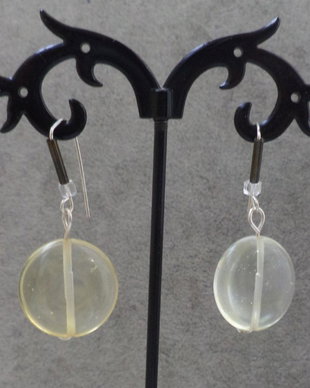 Cercei  handmade din sarma gilt si margele din sticla - translucid