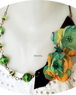 colier floral verde