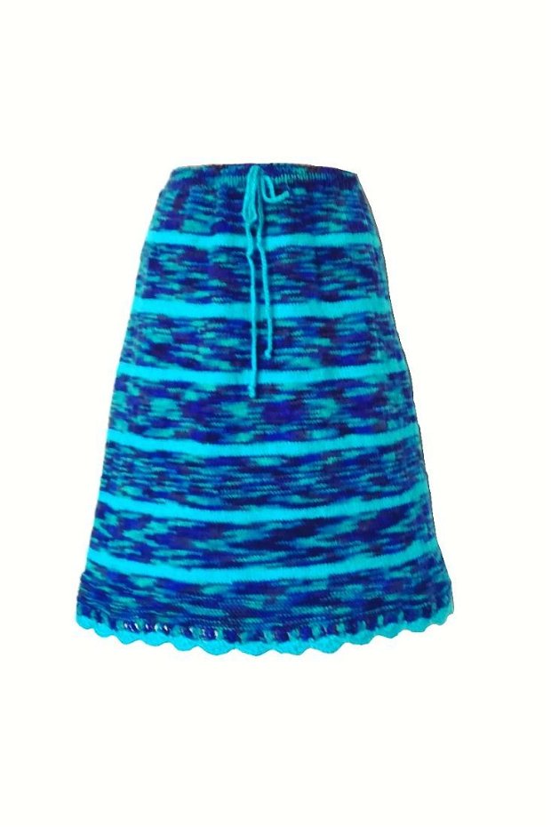Fusta tricotata manual albastru turcoaz acril lana turquoise