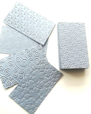 Cartonase embosate. Carton embosat gri