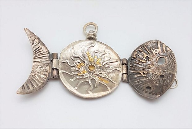pandantiv unicat din argint fin, in forma de medalion triptic, busola cu model cosmic