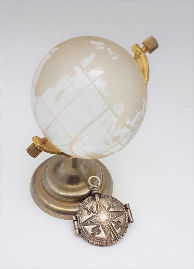 pandantiv unicat din argint fin, in forma de medalion triptic, busola cu model cosmic