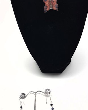 set unicat, compus din pandantiv si cercei atarnatori, in forma de fluture din cupru emailat si argintat, cu accesorii din argint 925 si safire albastre