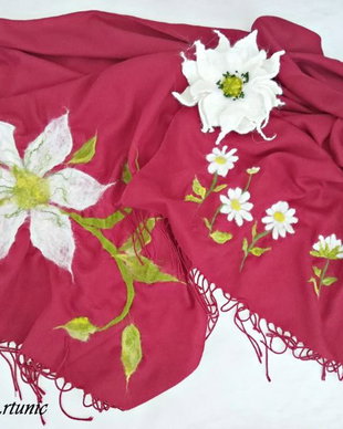 Sal din tricot cu flori albe impaslite