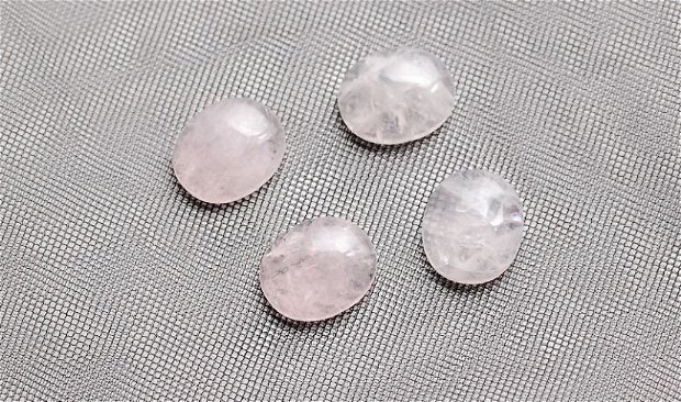 Cabochon quartz roz  -aprox 20 x 16 mm